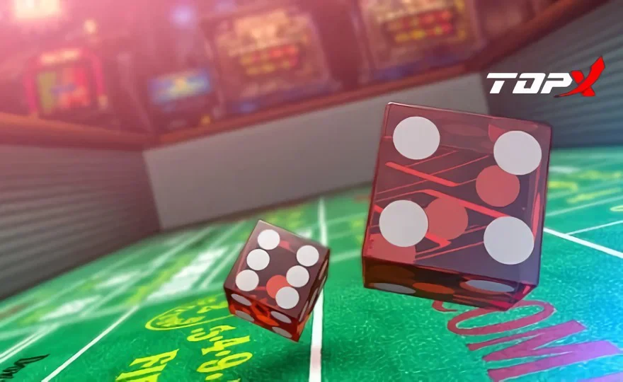 Dados rolando sobre a mesa verde de um cassino, com o logotipo da TopX