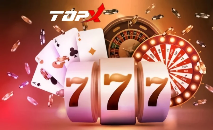 Rolos de caça-níquel com três setes ao lado de uma roleta e cartas, arte da TopX