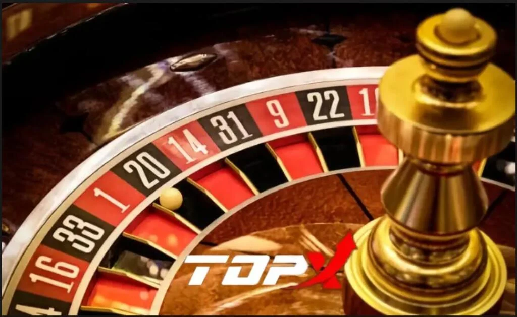 Roleta de cassino em close, com o martelo de madeira e o logotipo da TopX