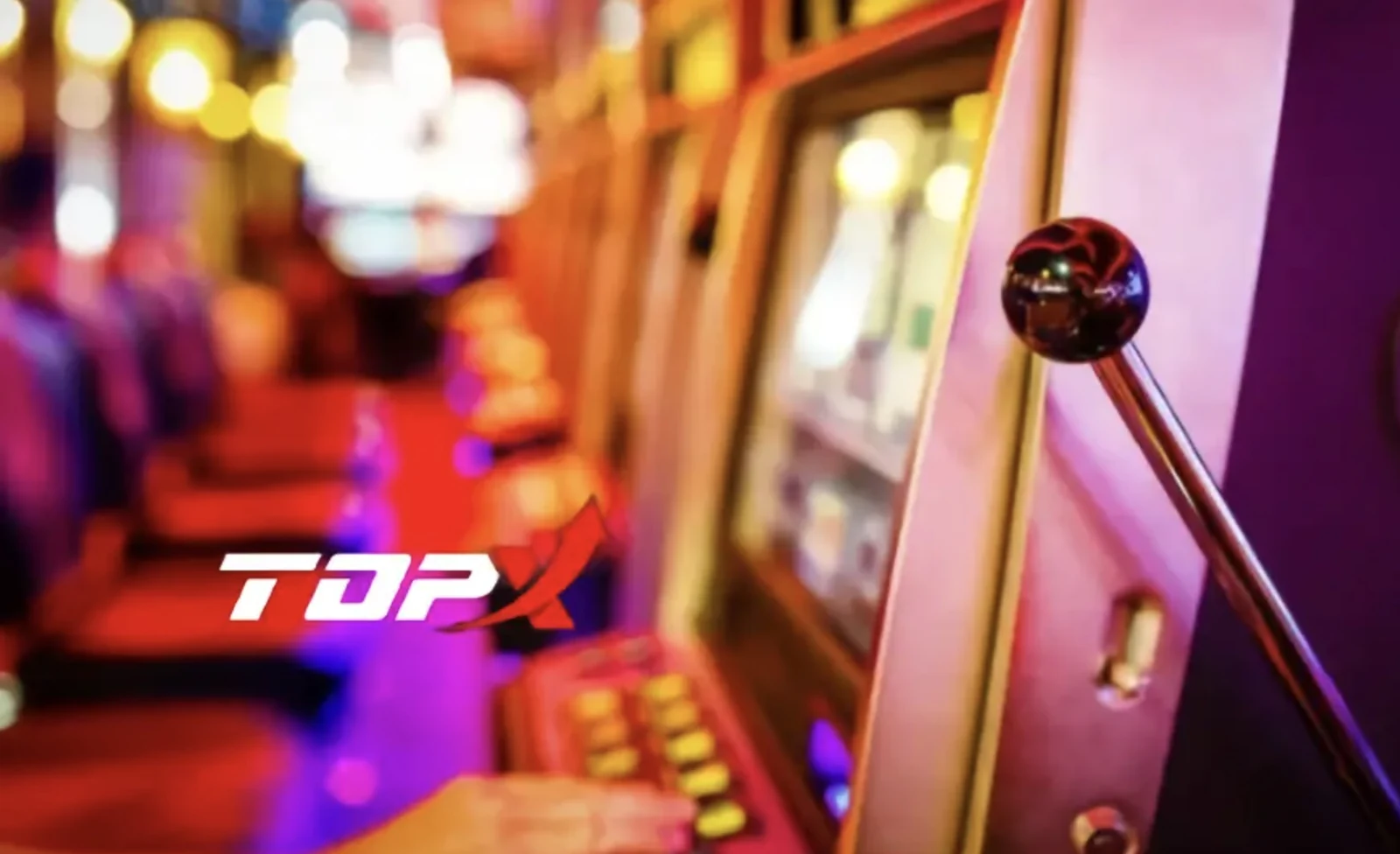 Fileira de caça-níqueis iluminados em um salão de cassino, com o logotipo da TopX